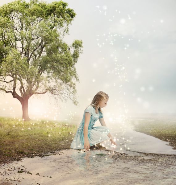 دختر جوان در یک نهر جادویی