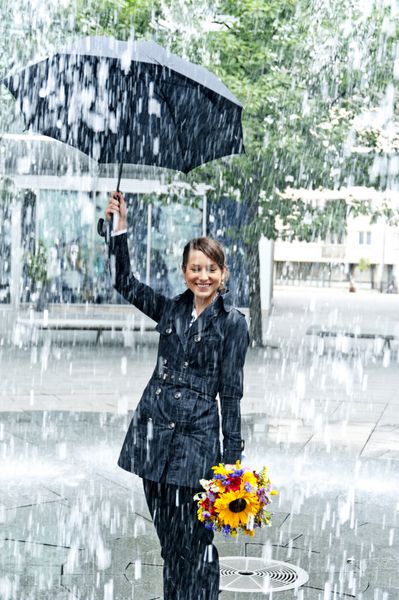 زنی با چتر زیر باران