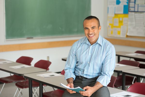 معلم مرد اسپانیایی تبار در کلاس درسش