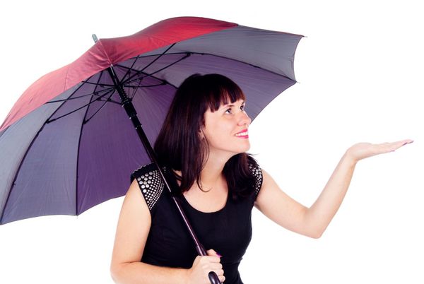 دختر زیبا زیر چتر چک باران جدا شده در پس زمینه سفید