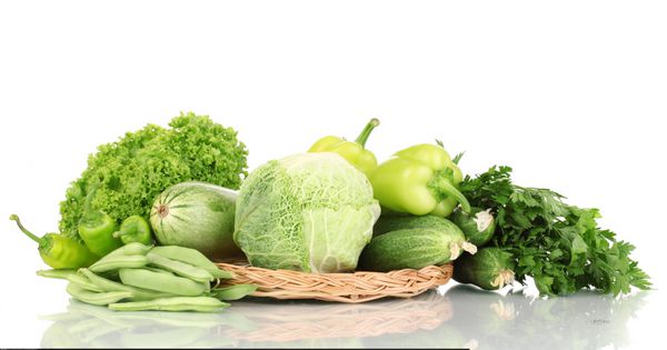 سبزیجات سبز تازه روی حصیر حصیری جدا شده روی سفید