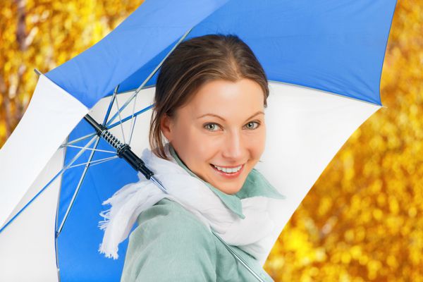 زن جوان با چتر