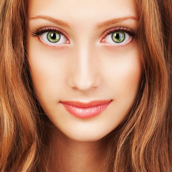 پرتره زنی جوان با موهای زیبا و چشمان سبز
