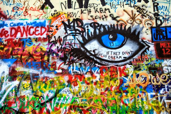 پراگ جمهوری چک - 11 دسامبر دیوار لنون از دهه 1980 مملو از گرافیتی های الهام گرفته از جان لنون و قطعاتی از اشعار از آهنگ های بیتلز در 11 دسامبر 2012 پراگ جمهوری چک