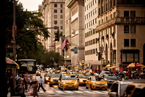 نیویورک - 21 آگوست تاکسی های زرد در خیابان پنجم در 21 آگوست 2012 در نیویورک ایالات متحده آمریکا سوار می شوند خیابان پنجم یک جاده مرکزی منهتن است گران‌ترین مغازه‌ها و آپارتمان‌های موجود در اینجا