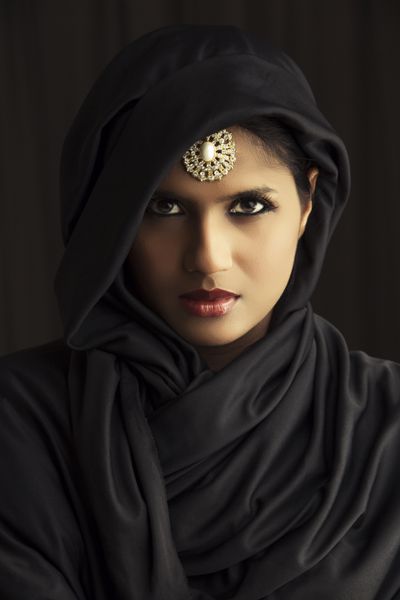 پرتره دختر مسلمان زیبای هندی در پس زمینه تیره
