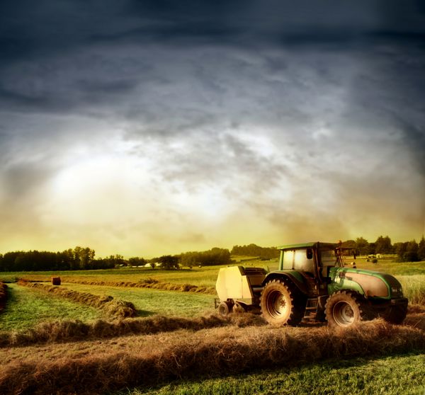 کشاورزی با تراکتور محوطه سازی شده است
