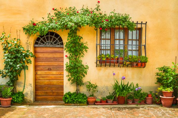 ایوان زیبای تزئین شده با گل در ایتالیا