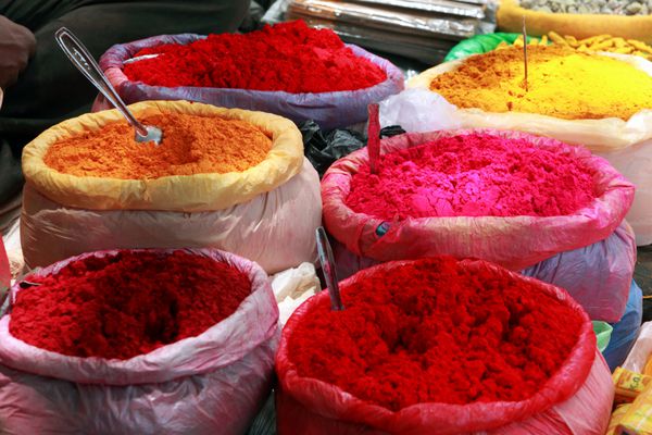 انبوهی از پودر رنگی برای هولی جشنواره هندی