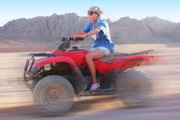 دختری در تلویزیون با سرعت بالا در صحرا می رود