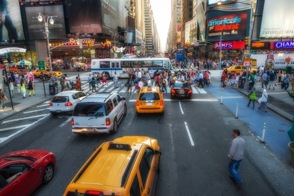 شهر نیویورک - 11 ژوئن ترافیک در نزدیکی میدان تایمز در 11 ژوئن 2013 در نیویورک ترافیک سنگین است و در حال حاضر یک مشکل اصلی در شهر است