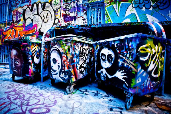 ملبورن - 11 سپتامبر هنر خیابانی توسط هنرمند ناشناس طرح مدیریت گرافیتی ملبورن اهمیت هنر خیابانی را در فرهنگ شهری پر جنب و جوش تشخیص می دهد - 11 سپتامبر 2013 در ملبورن استرالیا