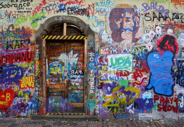 پراگ جمهوری چک - 05 نوامبر دیوار لنون از دهه 1980 مملو از گرافیتی های الهام گرفته از جان لنون و قطعاتی از اشعار از آهنگ های بیتلز در 5 نوامبر 2013 در پراگ جمهوری چک