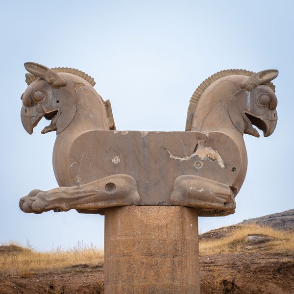 مجسمه گریفین دو سر در شهر باستانی تخت جمشید ایران میراث جهانی یونسکو