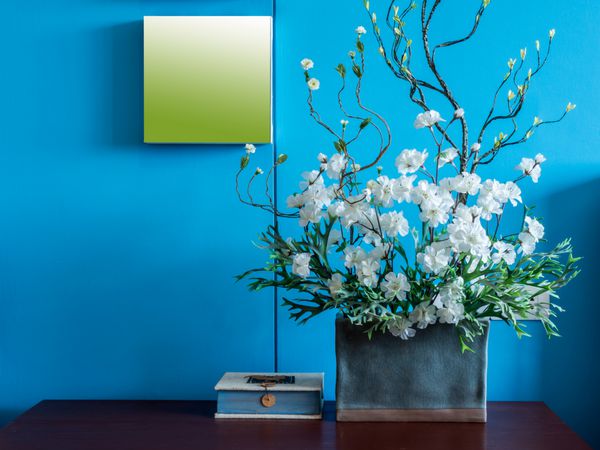 تزئین دیوار داخلی رنگارنگ مدرن با گل های مصنوعی در گلدان سرامیکی