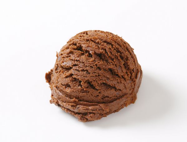 یک قاشق بستنی شکلاتی