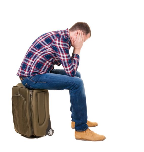 مردی با نمای پشت که روی چمدان نشسته است انتظار در ایستگاه شخص با نمای پشت مجموعه افراد نمای عقب با زمینه سفید مجزا شده است مردی با یک کیف مسافرتی روی چرخ به چیزی در بالا نگاه می کند