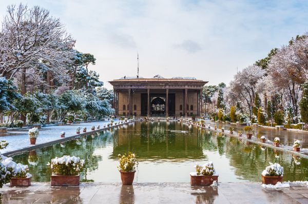 چهل ستون آلاچیقی است در وسط پارکی در انتهای یک حوض بلند در اصفهان ایران که توسط شاه عباس دوم ساخته شده است میراث جهانی یونسکو