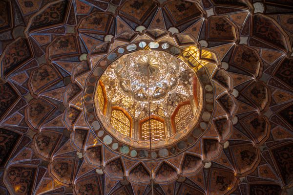 اصفهان ایران - 7 ژانویه 2014 جزئیات سقف و چشم انداز هشت بهشت پال هشت بهشت در ایران 7 ژانویه 2014 در سال 1669 ساخته شد و توسط سازمان میراث فرهنگی ایران حفاظت شد