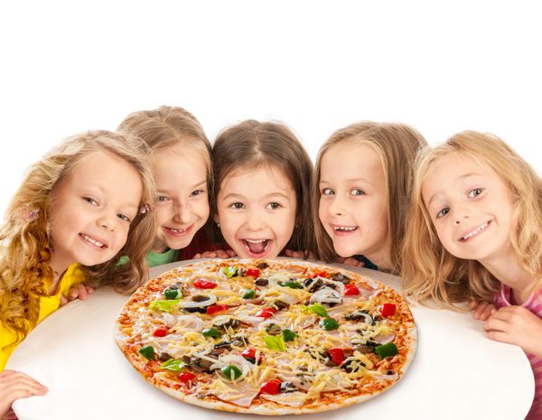 بچه های شاد با پیتزای بزرگ