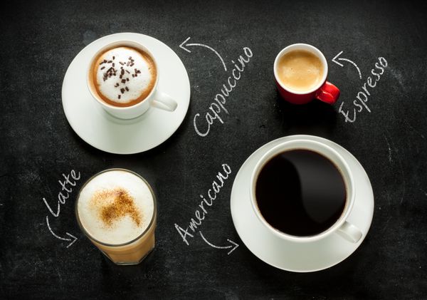 انواع مختلف قهوه در پس زمینه تخته سیاه کاپوچینو اسپرسو آمریکایی و لاته از بالا - منوی کافه یا پوستر
