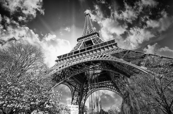 رنگ های زیبای برج ایفل و آسمان پاریس سیاه و سفید پردازش شده است