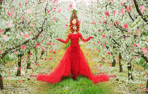 زن زیبا در باغ شکوفه