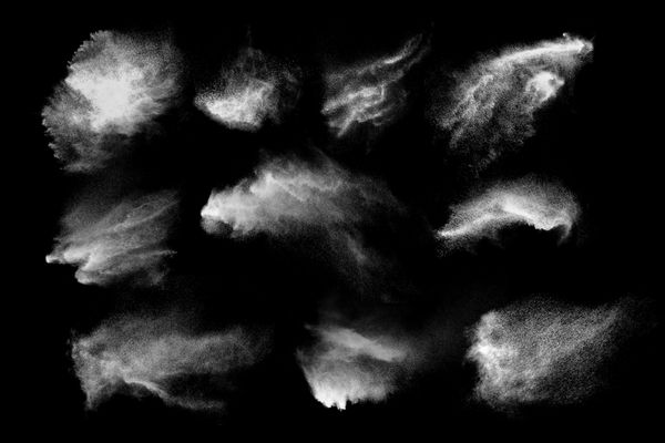 طراحی انتزاعی ابر پودر سفید در برابر پس زمینه تاریک