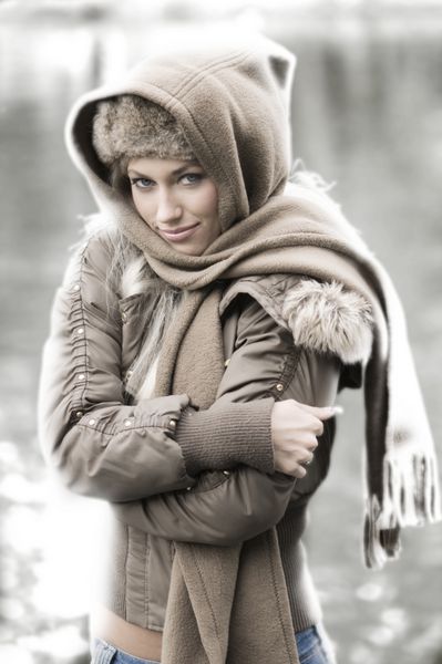 پرتره زنی جوان در فضای باز که برای زمستان سرد مانند برگ می لرزد