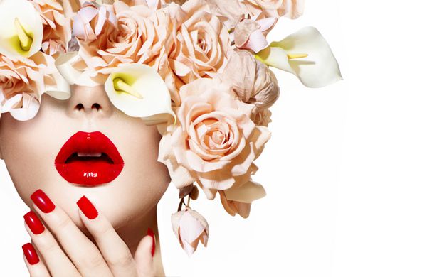 زن مد با گل مدل ووگ دختر با گل رز لب قرمز و ناخن نزدیک مانیکور و آرایش آرایش بانوی زیبایی اف جدا شده در پس زمینه سفید پوست کامل