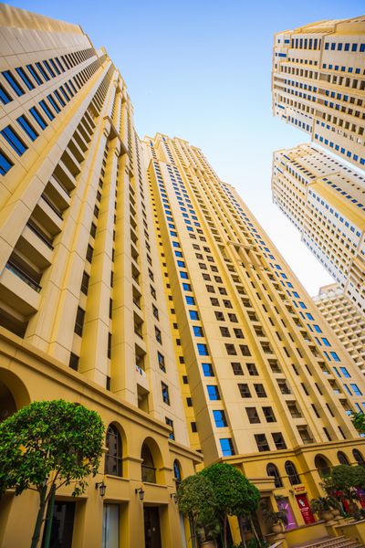 دبی امارات - 11 نوامبر ساختمان های مرتفع و خیابان ها 11 نوامبر 2013 در دبی امارات دبی بین سال‌های 2002 تا 2008 سریع‌ترین شهر در حال توسعه جهان بود