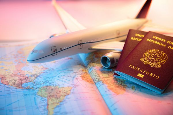 سفر در آمریکا - گذرنامه هواپیما و نقشه جهان