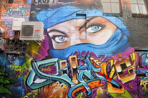 ملبورن استرالیا - 30 آگوست 2014 هنر خیابانی توسط هنرمند ناشناس شوراهای محلی ملبورن اهمیت هنر خیابانی را در ایجاد شهری پر جنب و جوش تشخیص می دهند