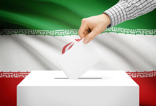 مفهوم رای گیری - صندوق رای با پرچم ملی در پس زمینه - ایران