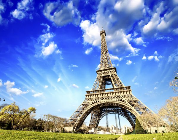 نمایی زیبا از برج ایفل در پاریس لا تور ایفل با آسمان و علفزار
