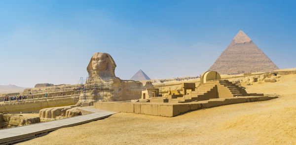 مجسمه ابوالهول بزرگ یک مجسمه سنگ آهکی عظیم است که در کنار اهرام جیزه در مصر قرار دارد