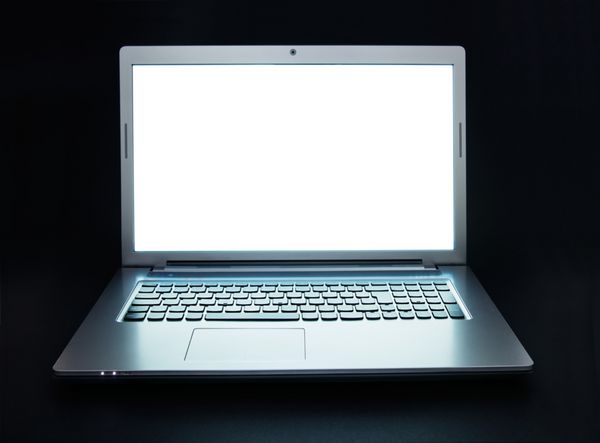لپ تاپ با صفحه نمایشی که در تاریکی می درخشد