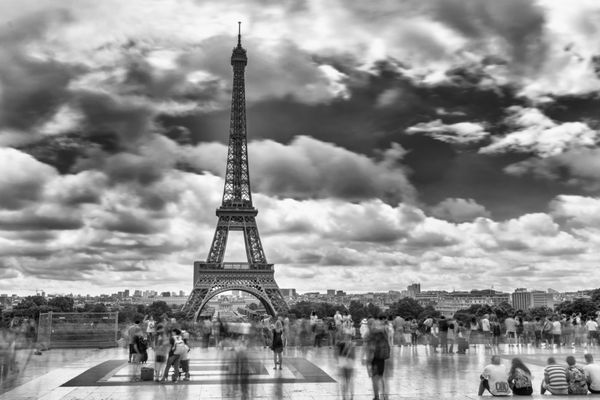 پاریس فرانسه نمای سیاه و سفید شگفت انگیز برج ایفل از تروکادرو نوردهی طولانی