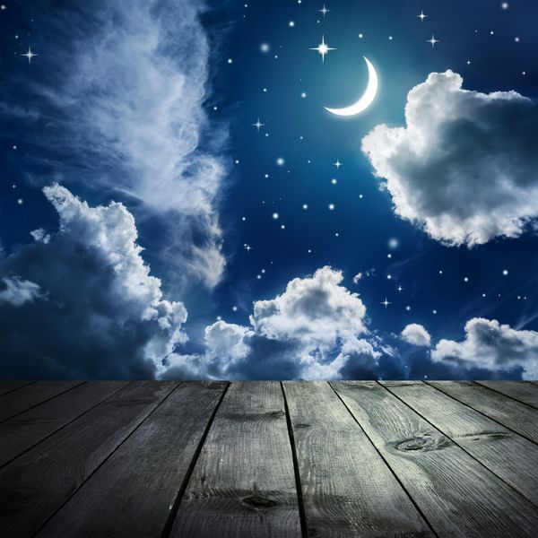 آسمان شب با ستاره ها و ماه تخته های چوبی
