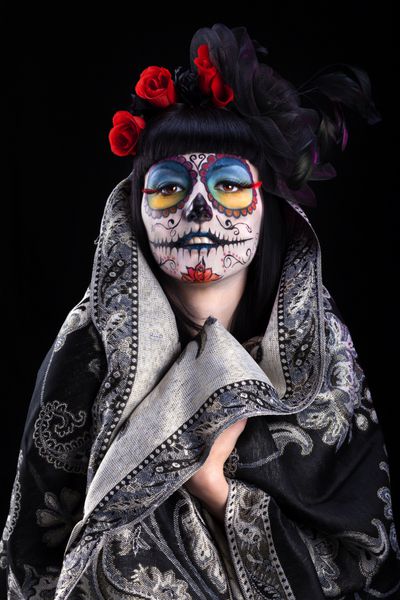 دختر جوان زیبا با ماسک مرگ سنتی مکزیکی