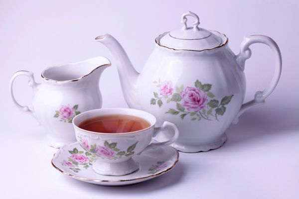 چای سنتی انگلیسی با ظروف گلدار ست چای سفید