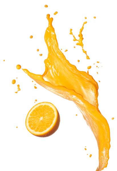 پاشیدن آب پرتقال با میوه آن جدا شده روی سفید