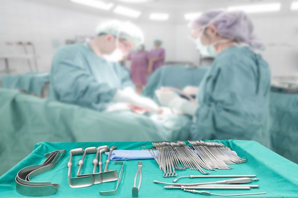 ابزار تجهیزات برای جراحانی که نیاز به عمل بیمار در اتاق عمل دارند که روی میز برای جراحی جراح در اتاق عمل چیده شده است