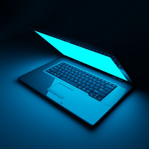 لپ تاپ ایزوله شده در تاریکی