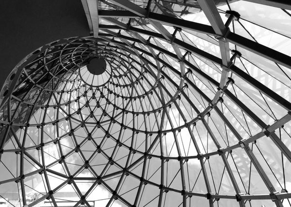 سقف معماری چرخشی سیاه و سفید