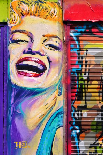 لندن انگلستان -12 مارس 2015- سرمقاله دیوارهای نقاشی شده و هنر گرافیتی در خط آجری و منطقه ساحلی در شرق لندن در قلب بنگلاتون پراکنده شده است