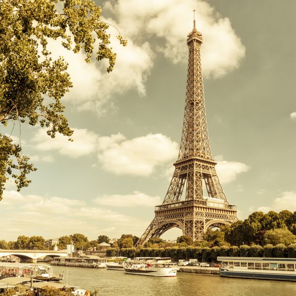 برج ایفل از رودخانه سن در پاریس فرانسه وینتیج po