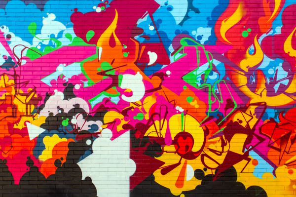 بولونیا ایتالیا - 12 مارس 2015 هنر خیابانی توسط هنرمند ناشناس با نقاشی‌های دیواری فیگورهای نقاشی شده گرافیتی و شابلون‌ها جان می‌بخشد