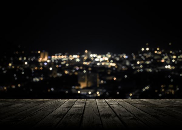 نمایی از تخته چوبی بالای شهر پوکت در شب