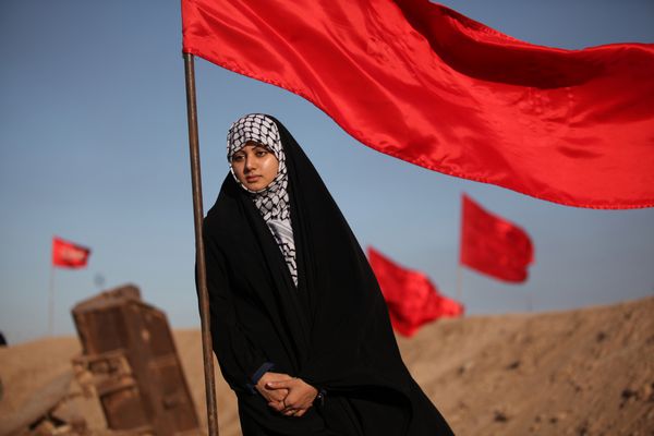 دختر خاور میانه با پرچم در پس زمینه